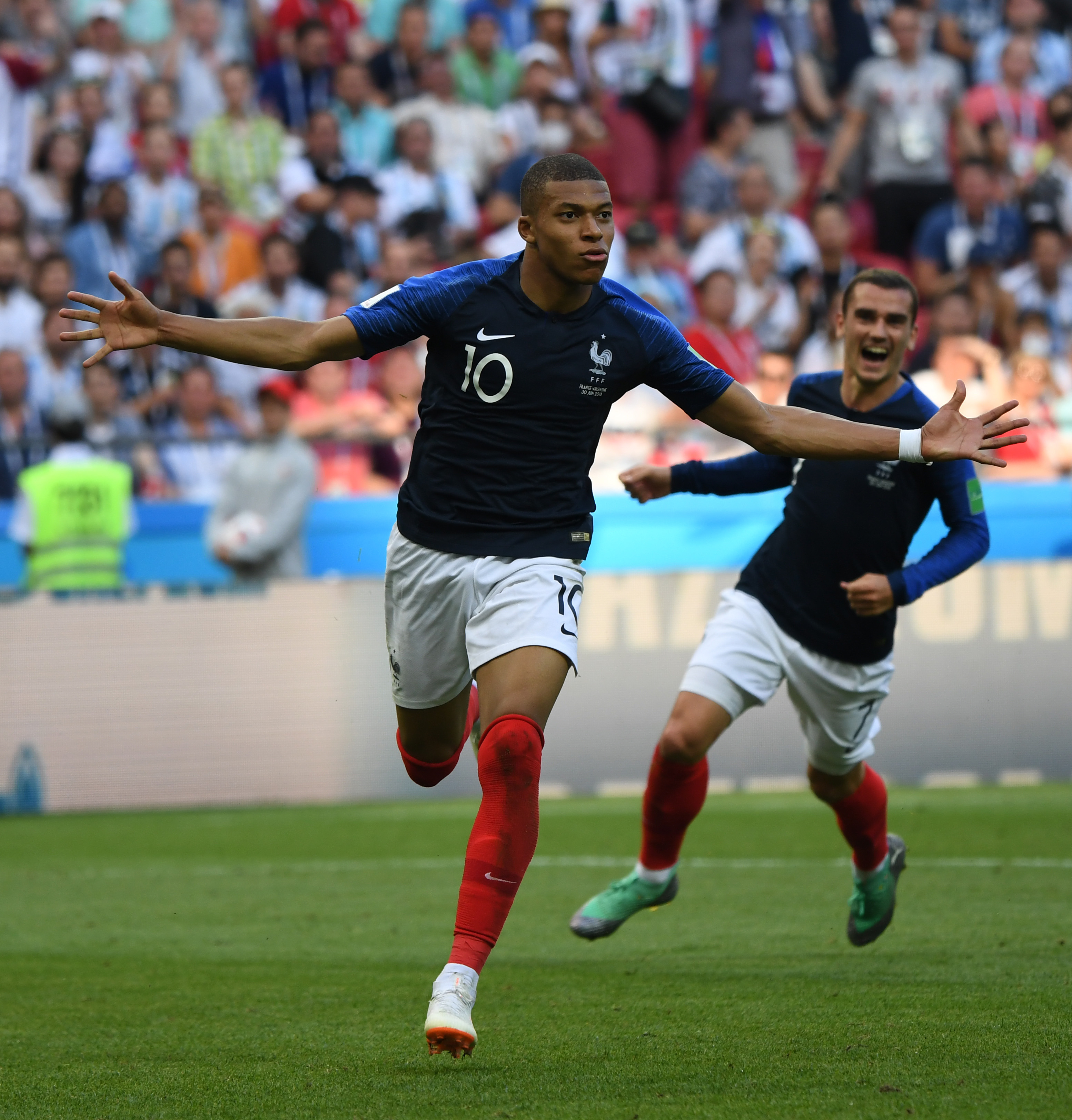 法甲半场：隆吉耶破僵，客队三中门框，梅斯暂0-1雷恩（法甲半场：隆吉耶先拔头筹，客队三次中框，梅斯暂以0-1落后雷恩）