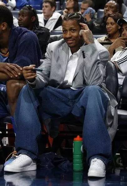 内蒙古额尔古纳初冬银装素裹，金雕翱翔雪原尽显苍穹之王风范（内蒙古额尔古纳初冬白雪皑皑，金雕纵横雪原尽显空中之王风姿）