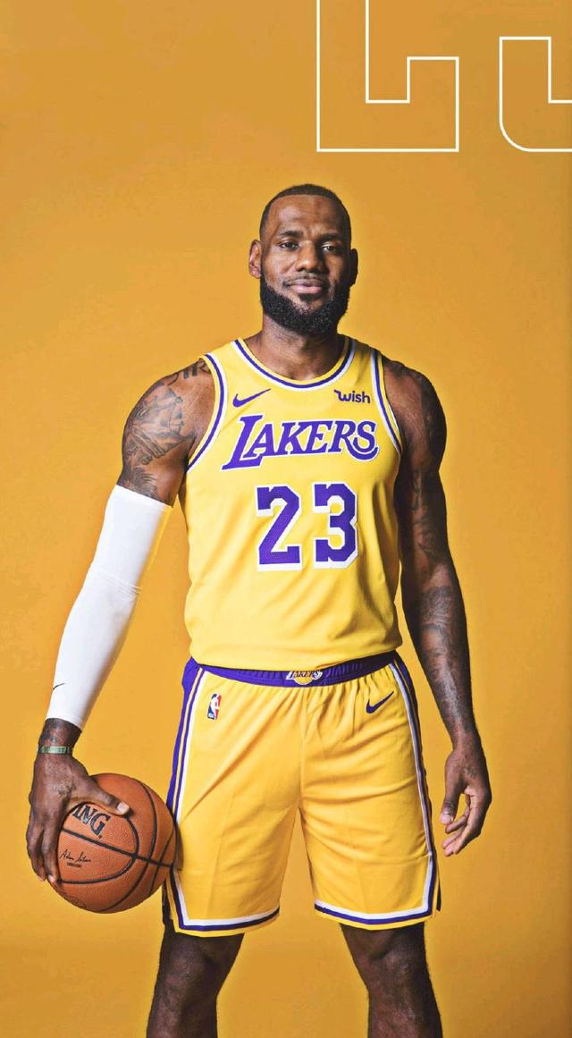 上港队客场对阵柔佛，面临阵容不整、实力不足的挑战，目标为平局。（上港客战柔佛：阵容不整、实力处下风，以保平为先）