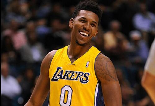 掘金约基奇豪取三双助球队连胜（约基奇砍下三双 率掘金延续连胜）