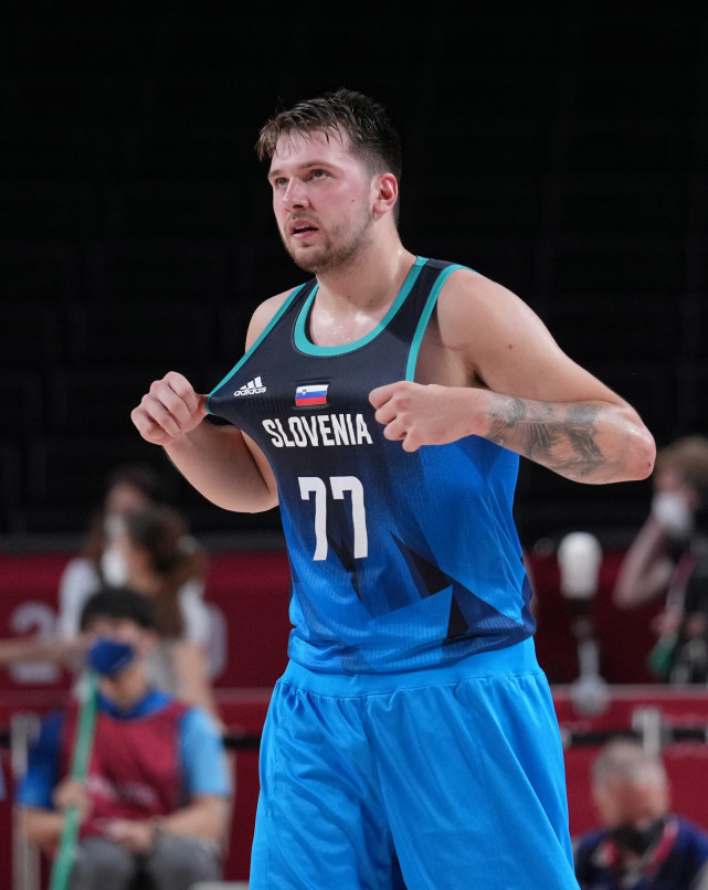 球队攻防效率提升，排名攀升（攻防提效助力排名上扬）