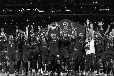 师徒重聚，阿隆索与维尔茨赛后拥抱致意，后者赠出比赛球衣（师徒再会，阿隆索赛后与维尔茨相拥，维尔茨赠球衣致意）