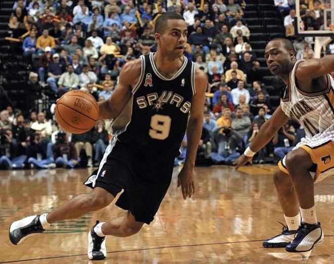 这队防守轮转太快了（这支球队的防守轮转速度惊人）