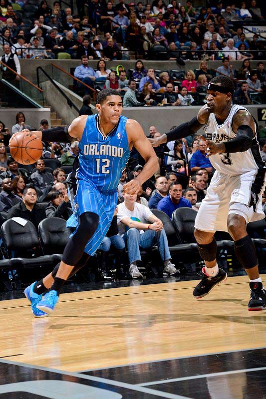 湖人浓眉哥篮下统治力助球队获胜（浓眉禁区称王，助湖人拿下胜利）