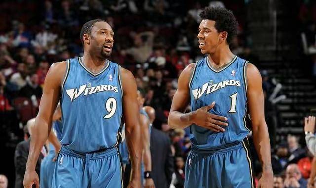 上海海港足球俱乐部举行2025赛季出征仪式（上海海港开启2025赛季征程，出征仪式启幕）