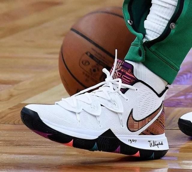 穆勒：孔帕尼的工作非常出色，本赛季观看拜仁比赛是种享受（穆勒盛赞孔帕尼执教出众：本季观战拜仁令人赏心悦目）