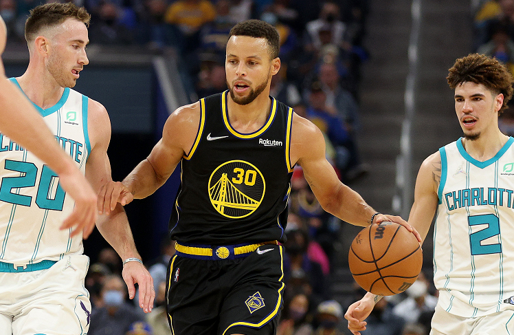 拓记：克林根争抢篮板后一瘸一拐走向替补席，赛前左小腿就有挫伤（拓记：克林根抢板后跛行回替补席，赛前左小腿已有挫伤）