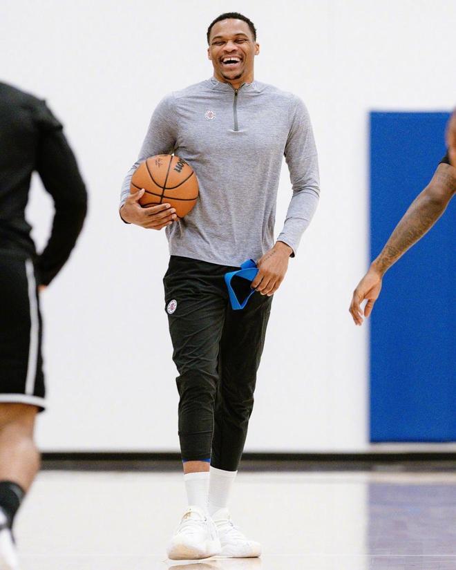 曼联主帅阿莫林迎战伯恩茅斯：老特拉福德能否再现荣耀？（阿莫林率曼联迎战伯恩茅斯：老特拉福德还能重燃辉煌吗？）